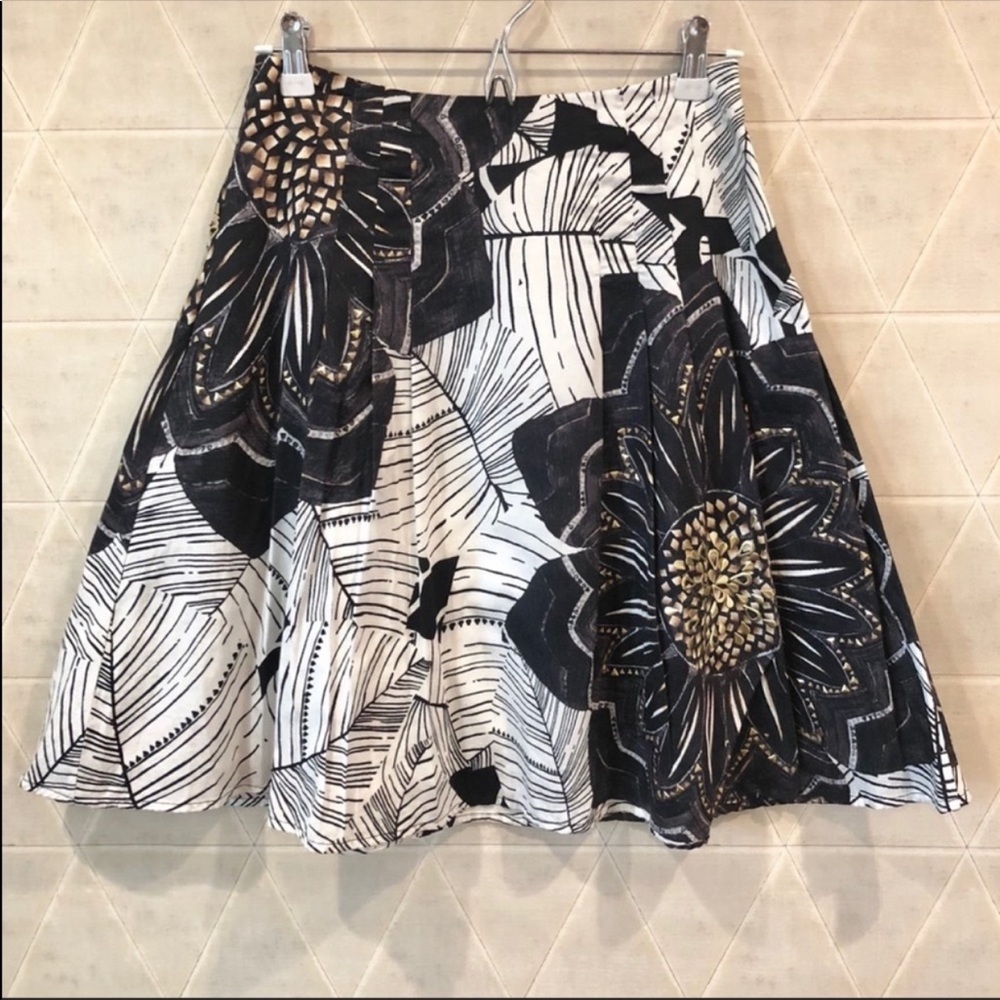 WHBM floral skirt black white gold size 0 - Picture 2 of 7